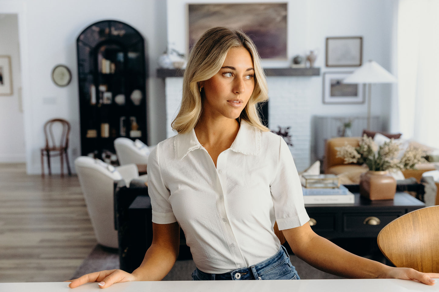 RUFFLED COLLARED BLOUSE IN IVORY