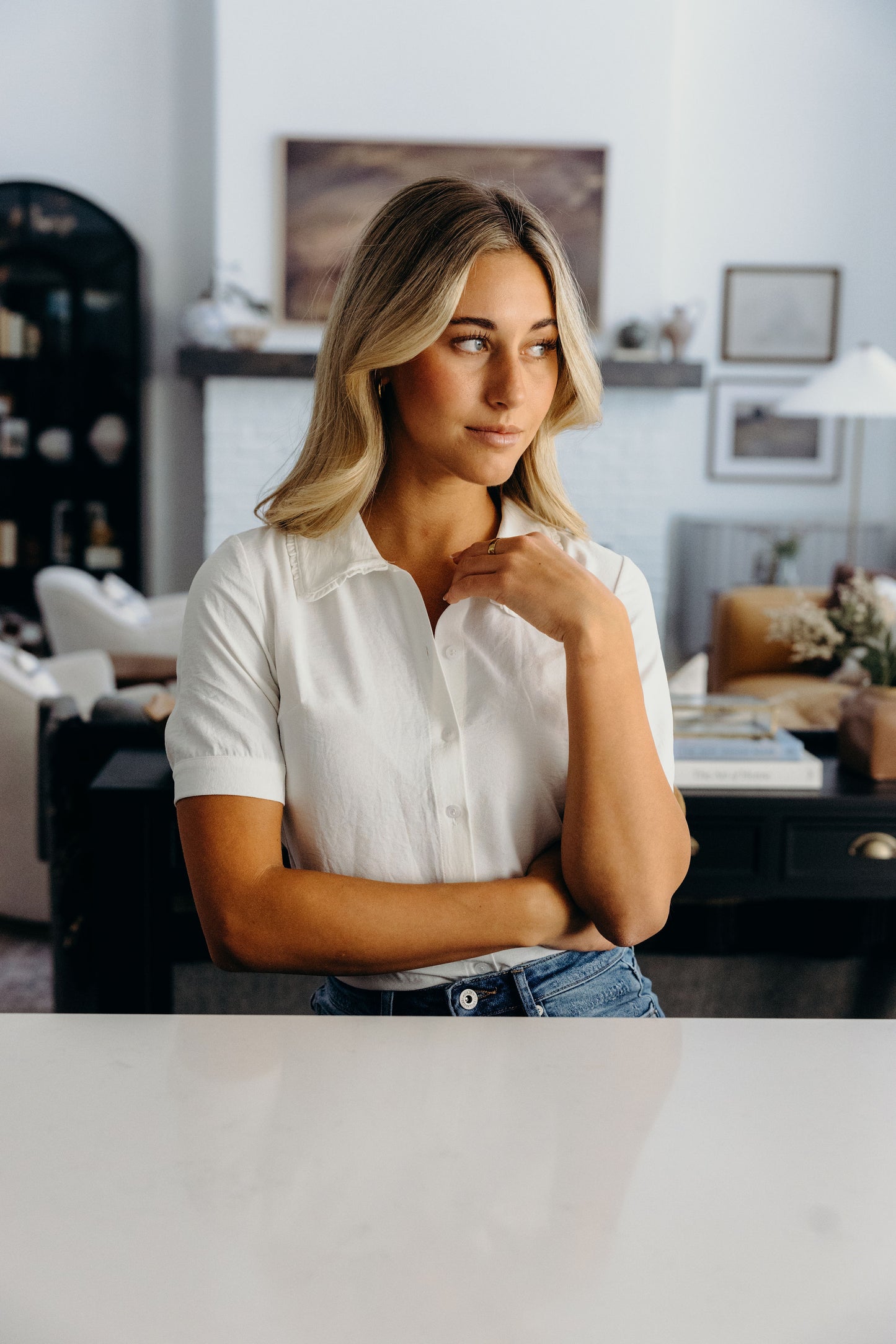 RUFFLED COLLARED BLOUSE IN IVORY