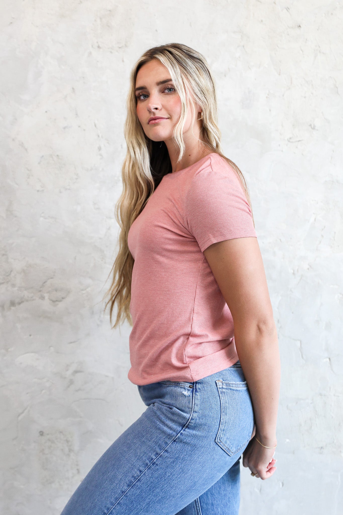 SHORT SLEEVE RIBBED TEE IN PEONY