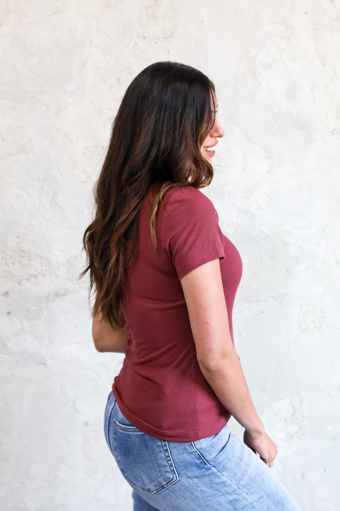 SHORT SLEEVE RIBBED TEE IN PLUM