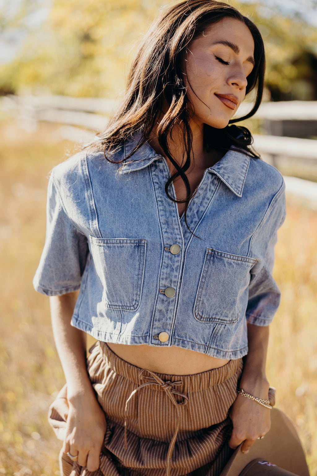 CROPPED DENIM TOP IN FADED CLOUD
