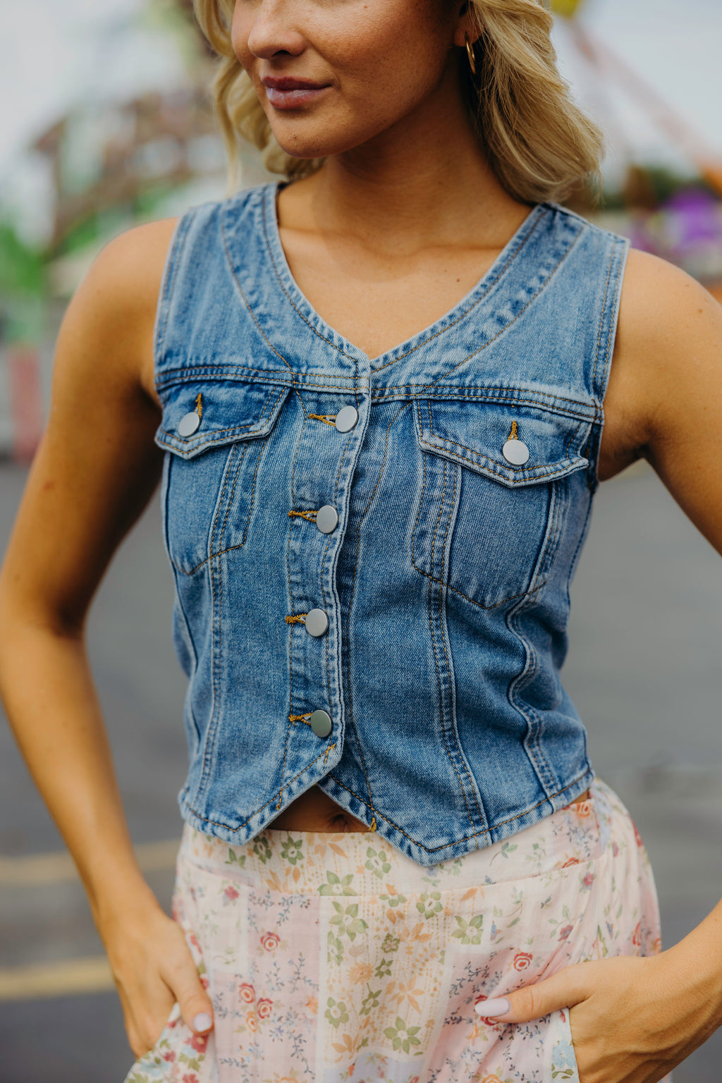 DENIM VEST IN MEDIUM WASH