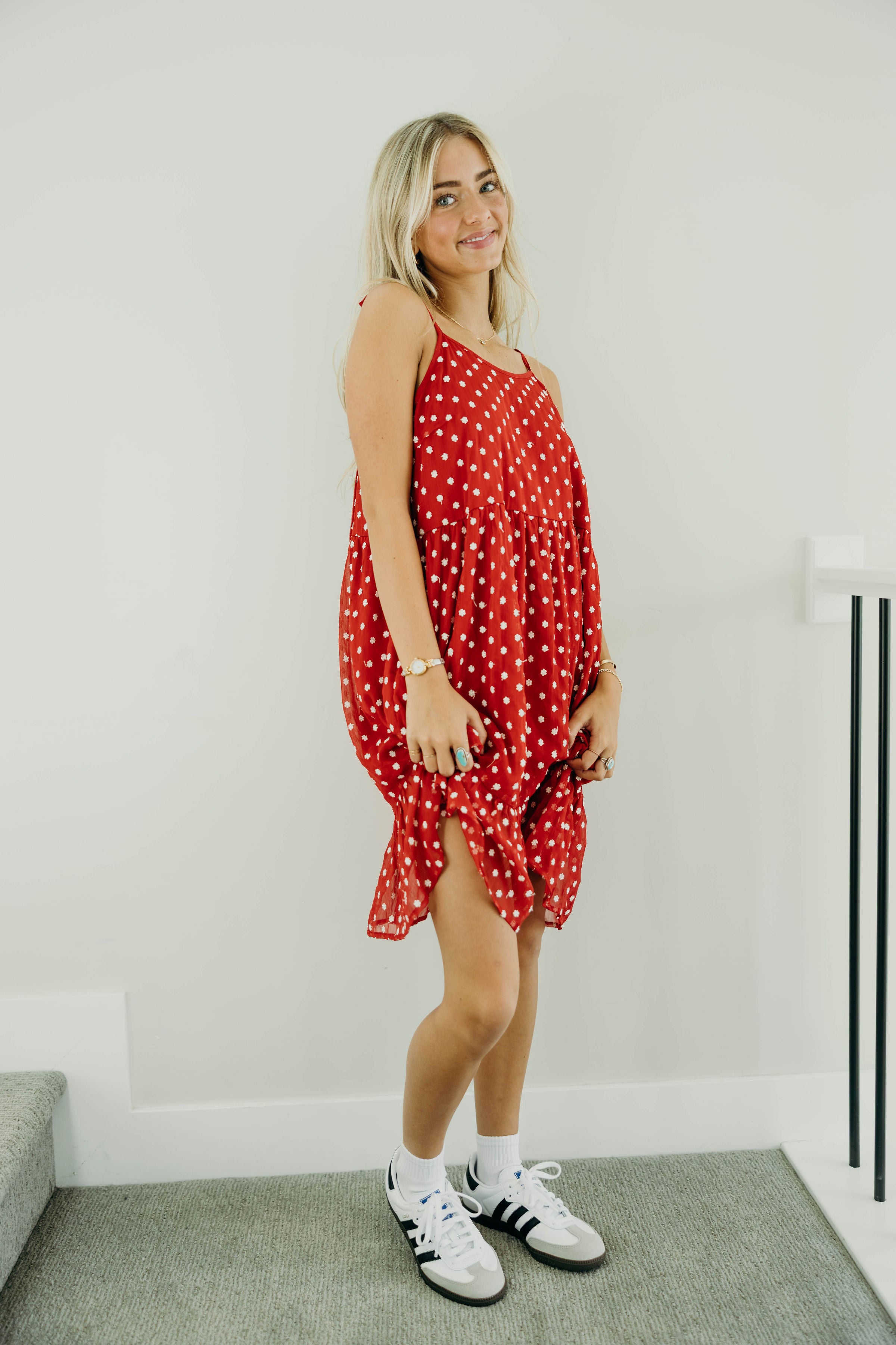 THE LEON IN RED DAISY