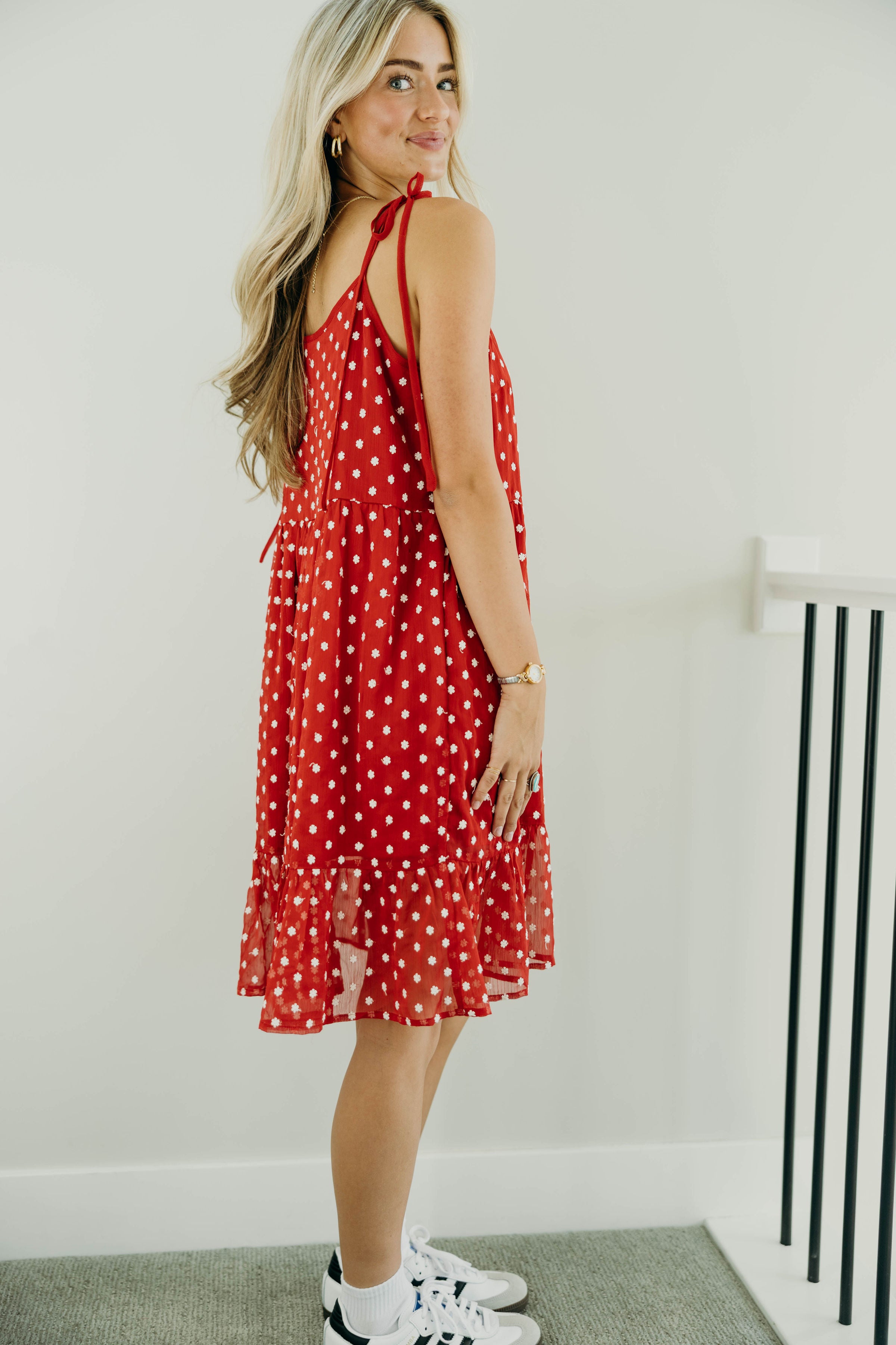 THE LEON IN RED DAISY