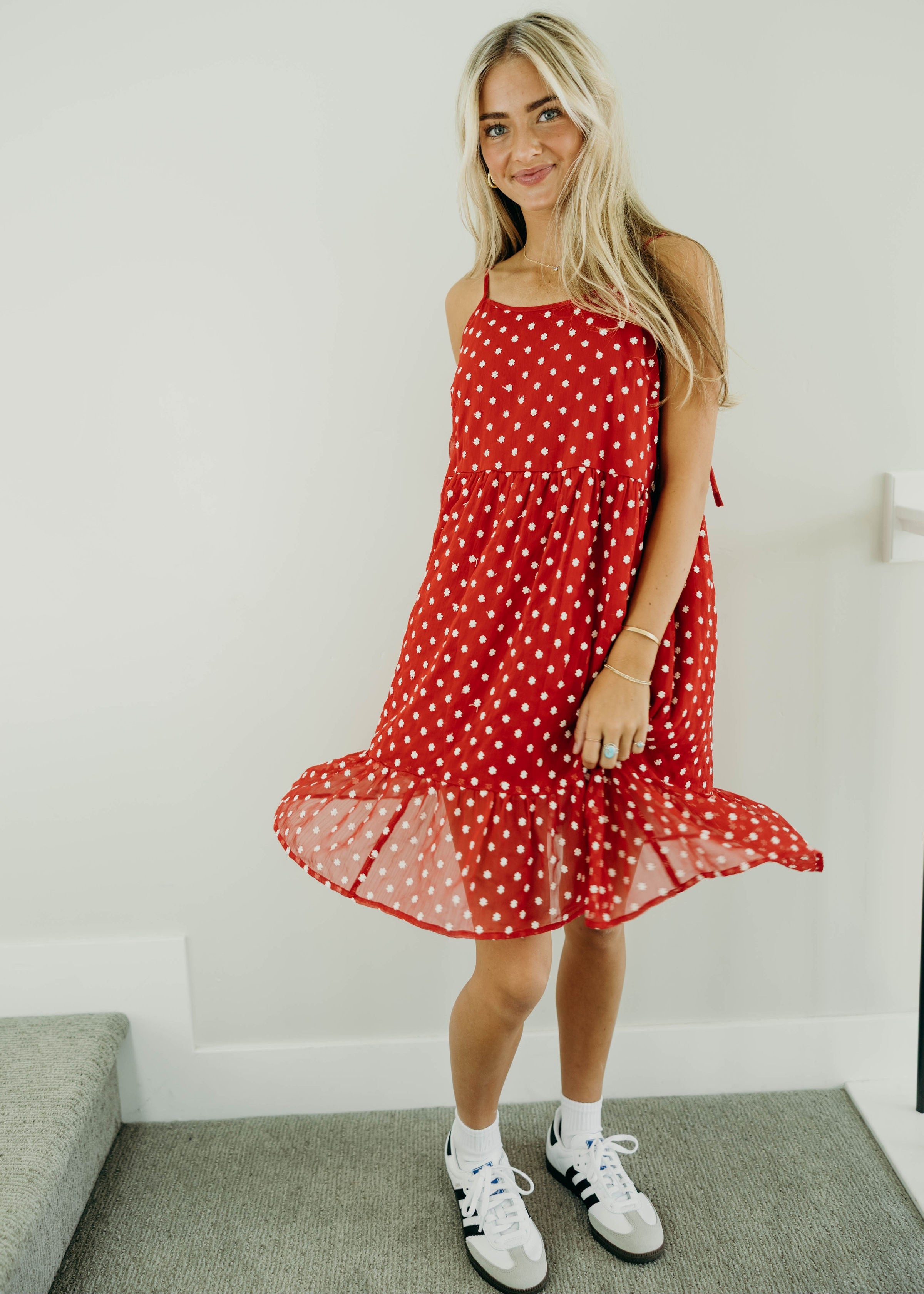 THE LEON IN RED DAISY