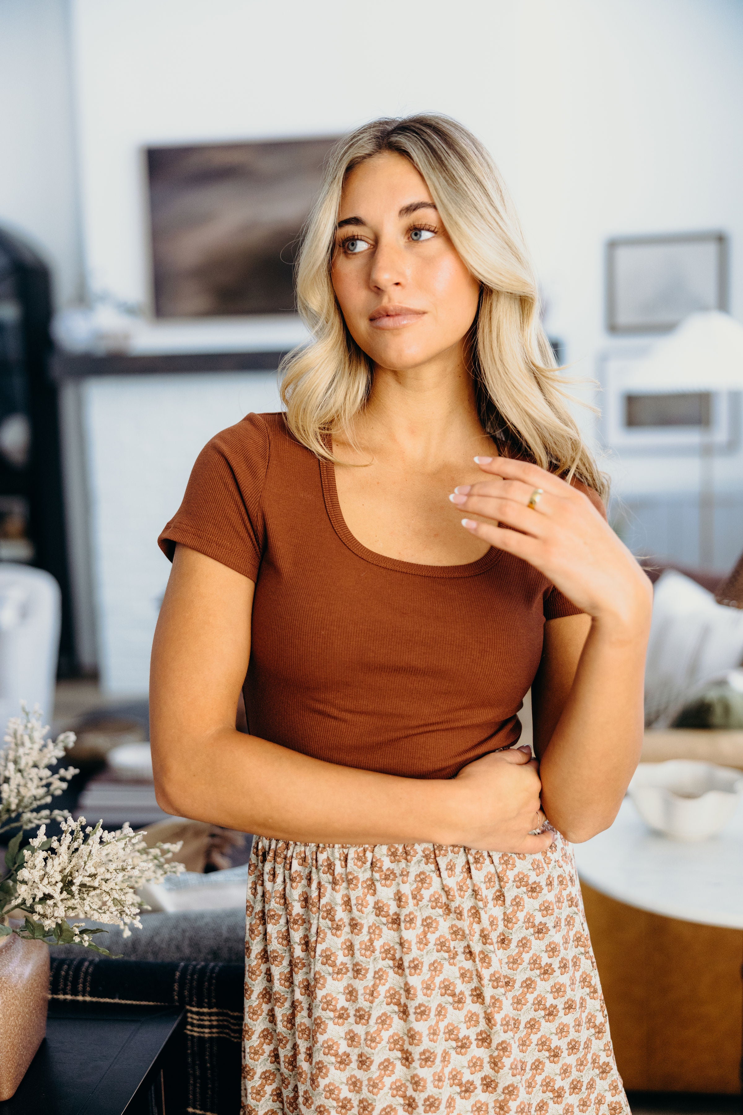 SHORT SLEEVE SCOOP TEE IN RUST