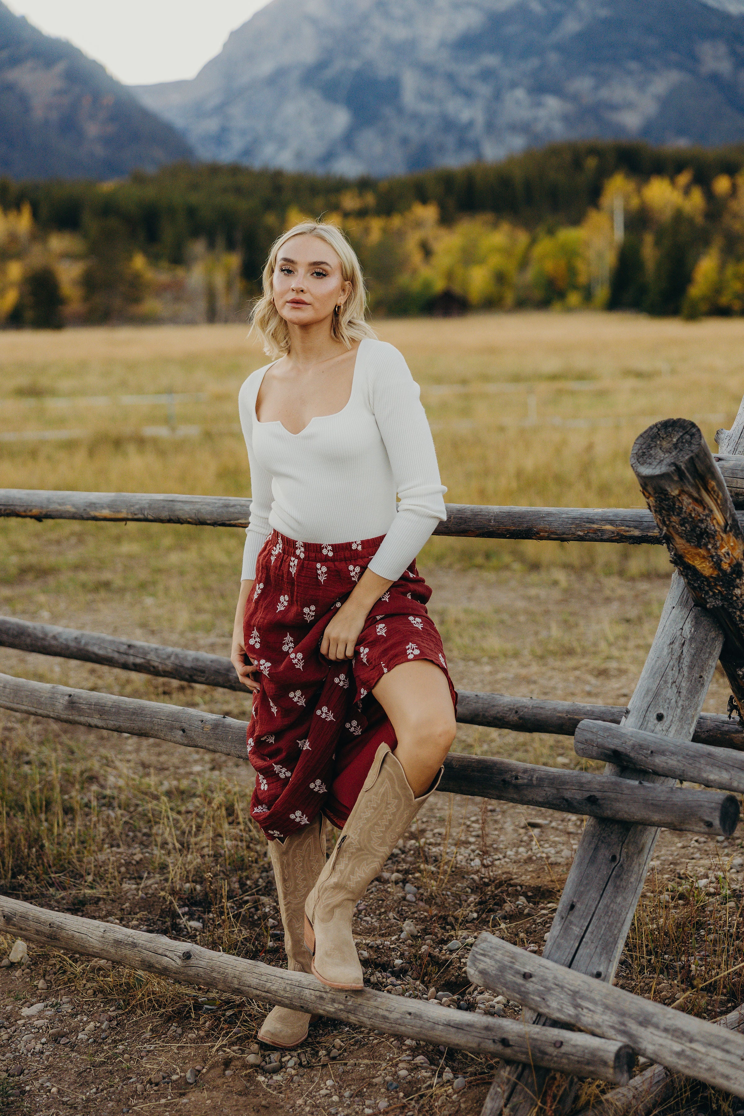 TEXTURED SKIRT IN POINSETTIA