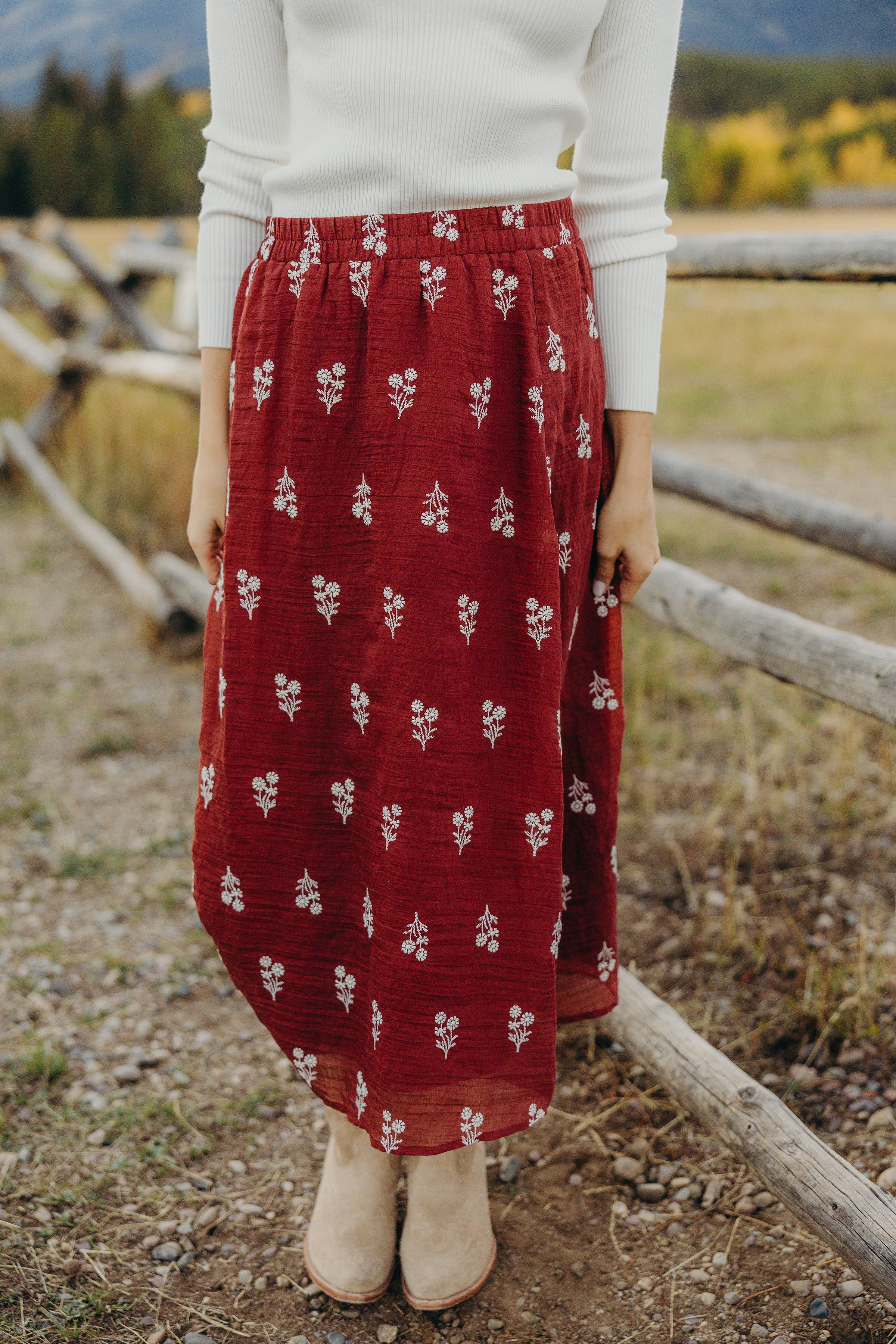 TEXTURED SKIRT IN POINSETTIA