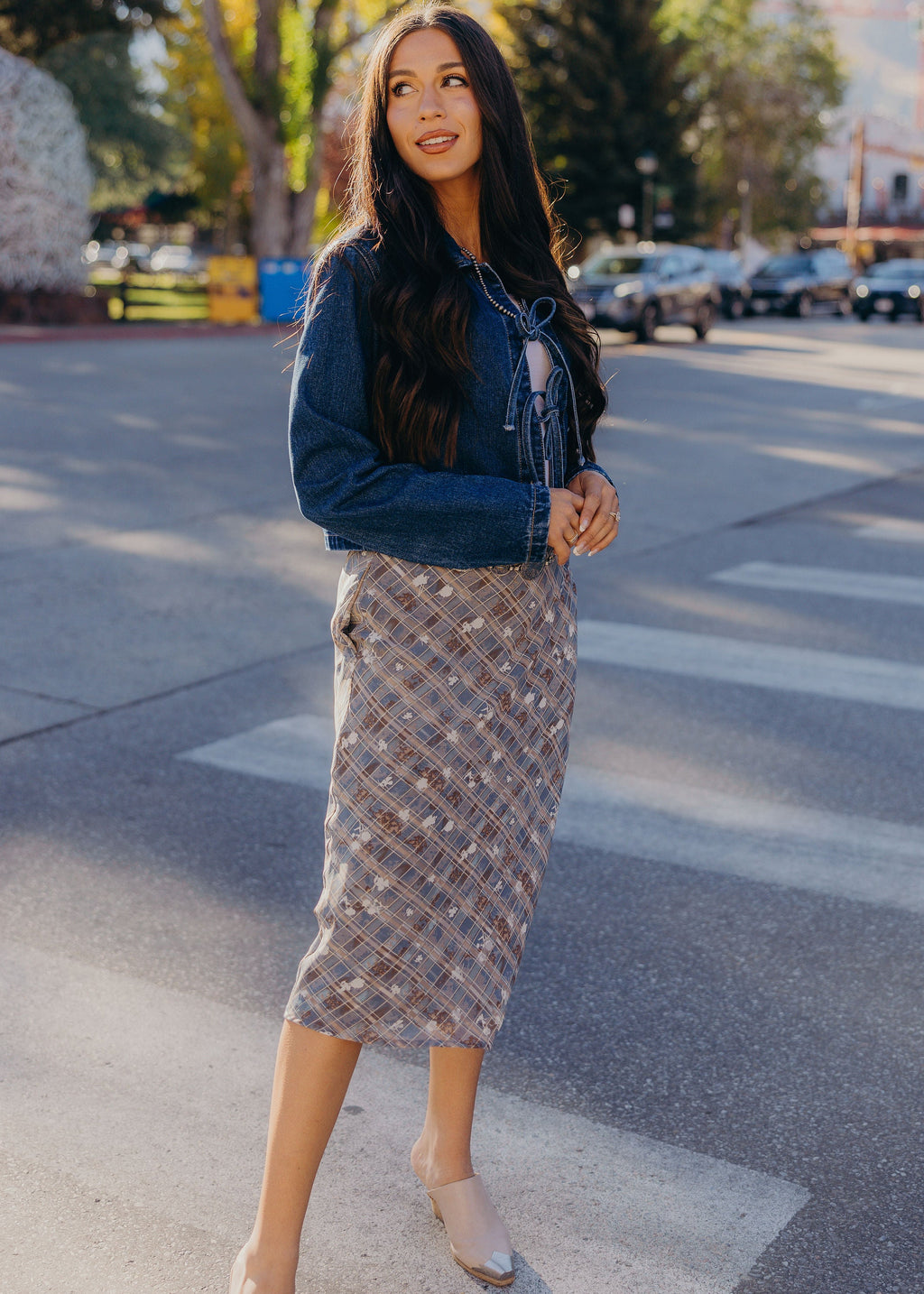 SIDE CINCHED MIDI SKIRT IN WYOMING SKY