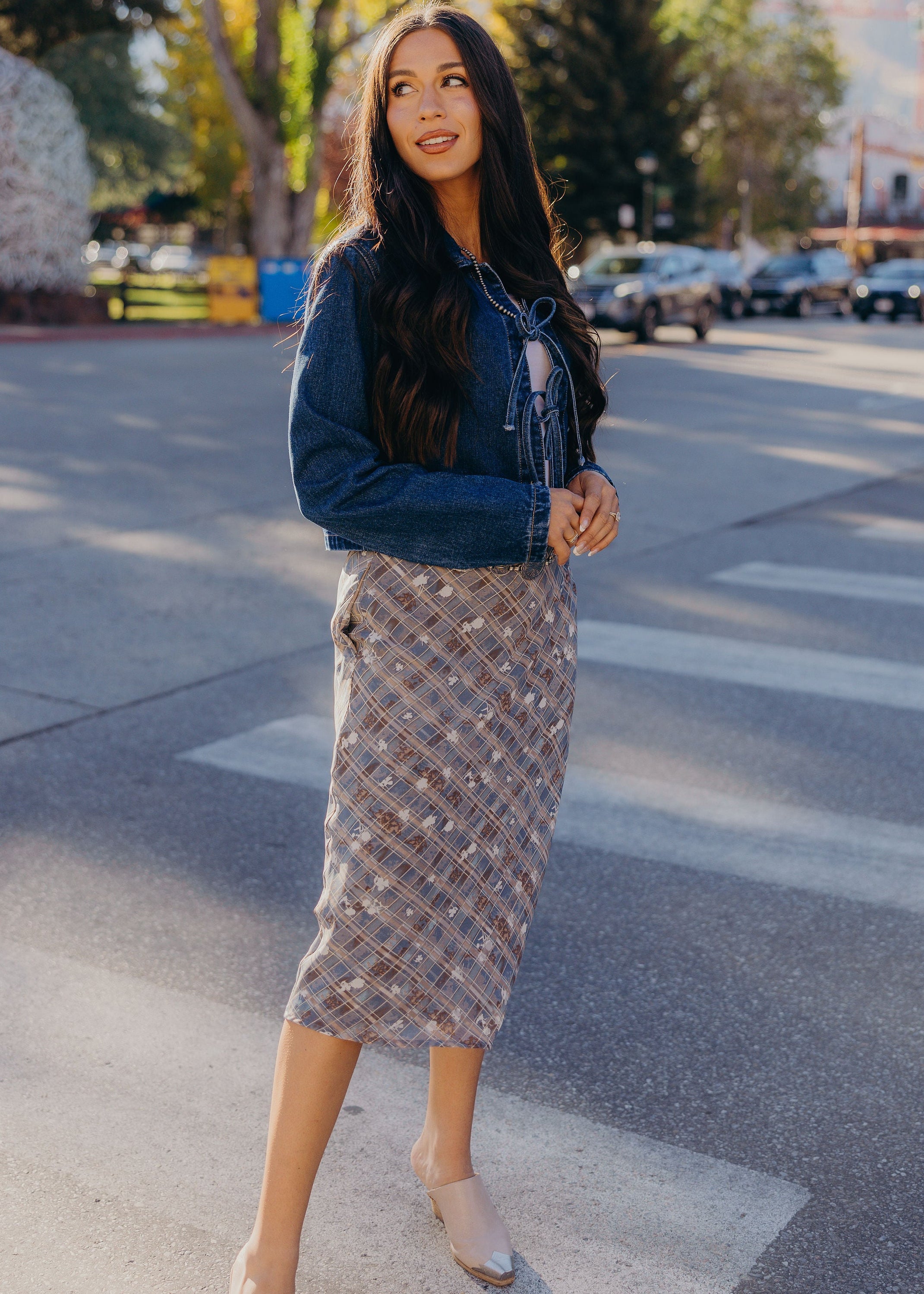 SIDE CINCHED MIDI SKIRT IN WYOMING SKY