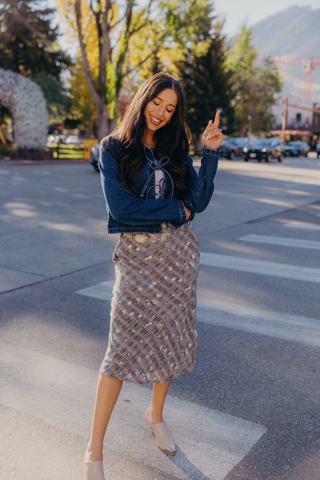 SIDE CINCHED MIDI SKIRT IN WYOMING SKY