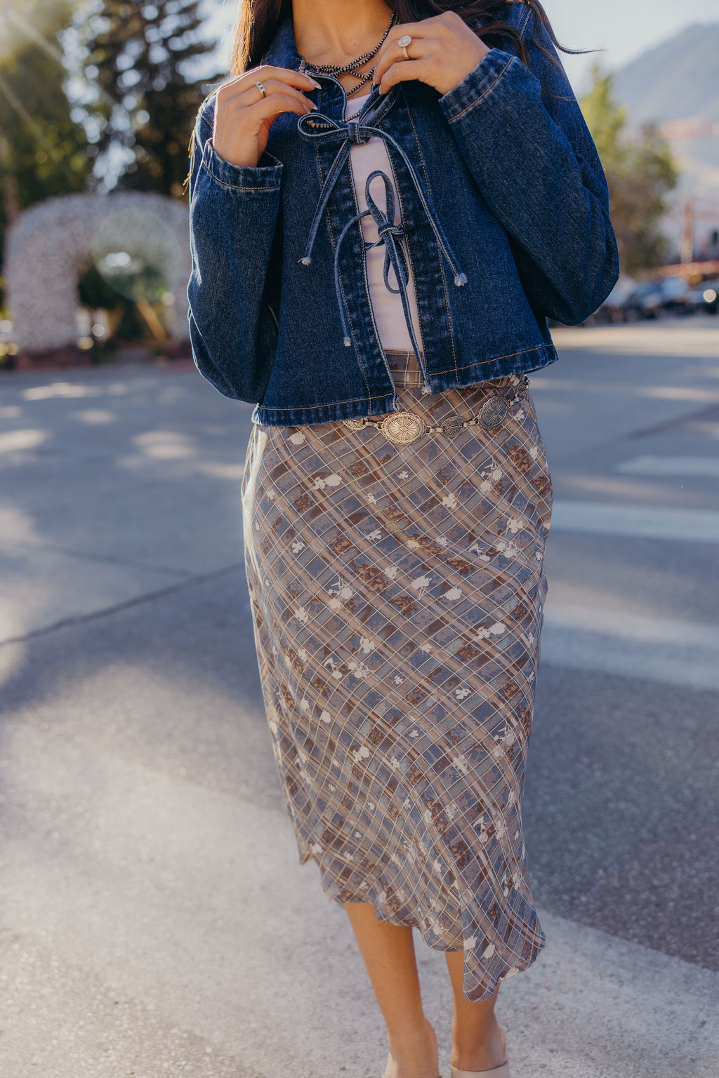 SIDE CINCHED MIDI SKIRT IN WYOMING SKY