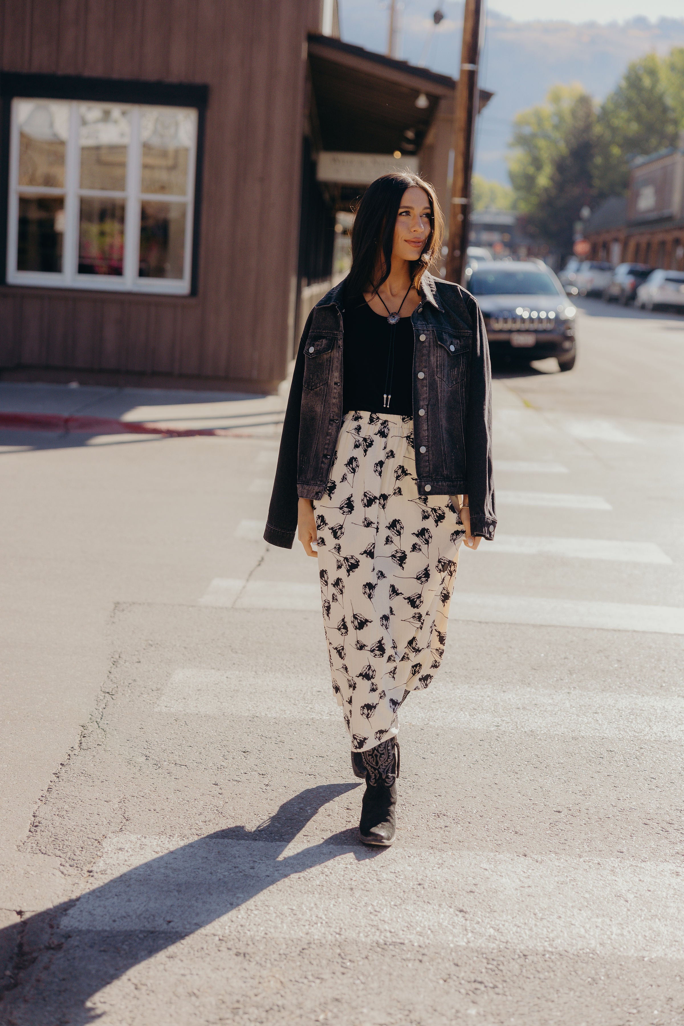 TEXTURED SKIRT IN OUTLAW BLOOM