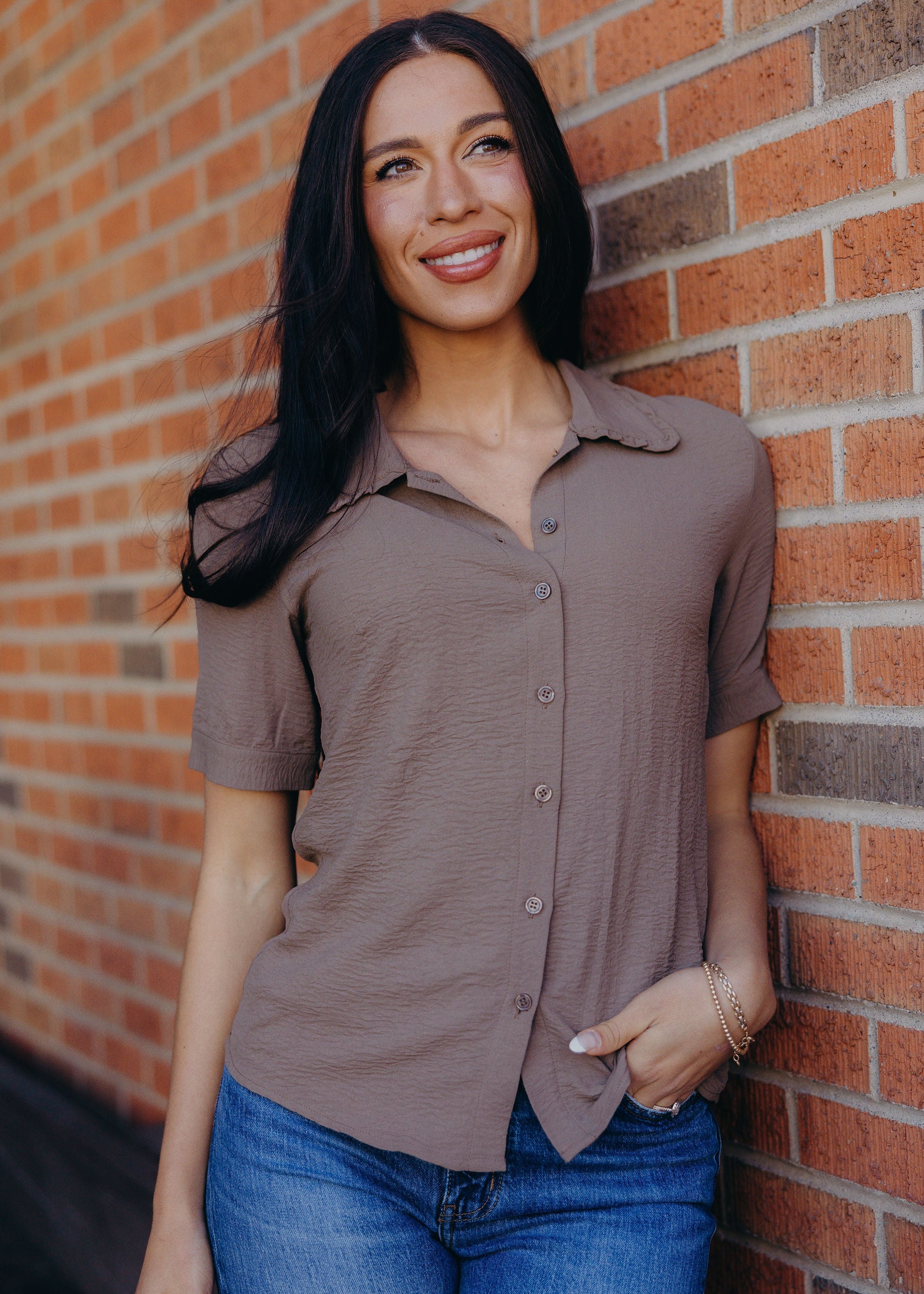 RUFFLED COLLARED BLOUSE IN CLOVE