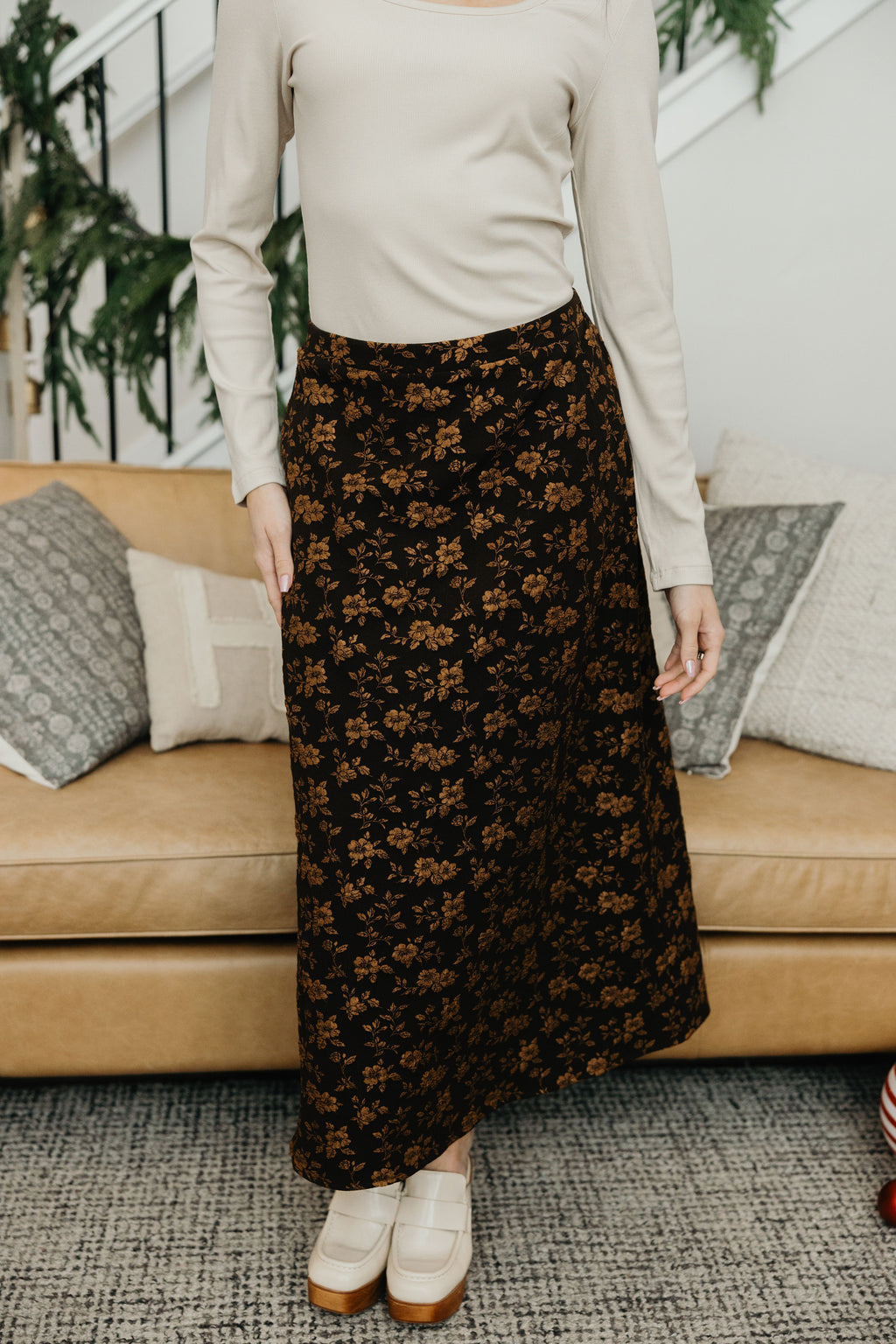 SHEATH SKIRT IN CARAMEL TAPESTRY