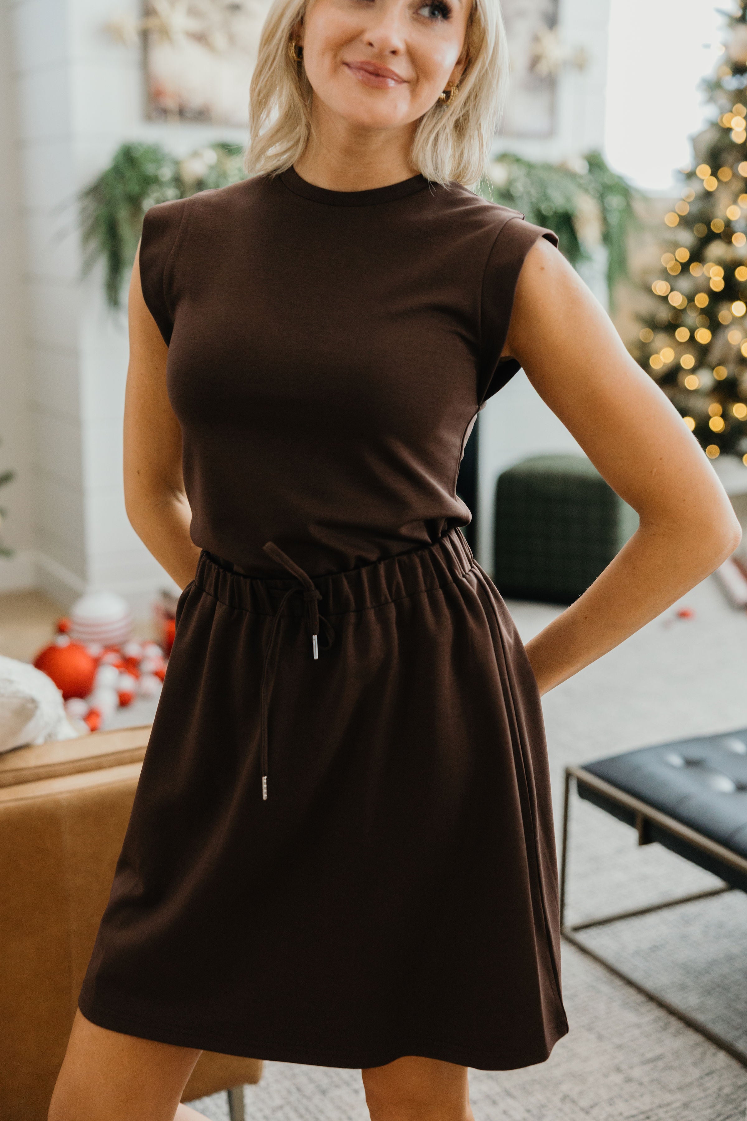 MODERN STRUCTURE TEE IN ROOT BROWN