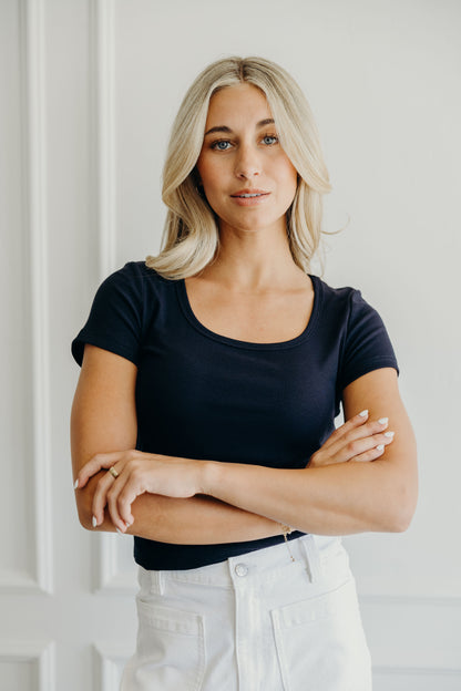 SHORT SLEEVE SCOOP TEE IN NAVY