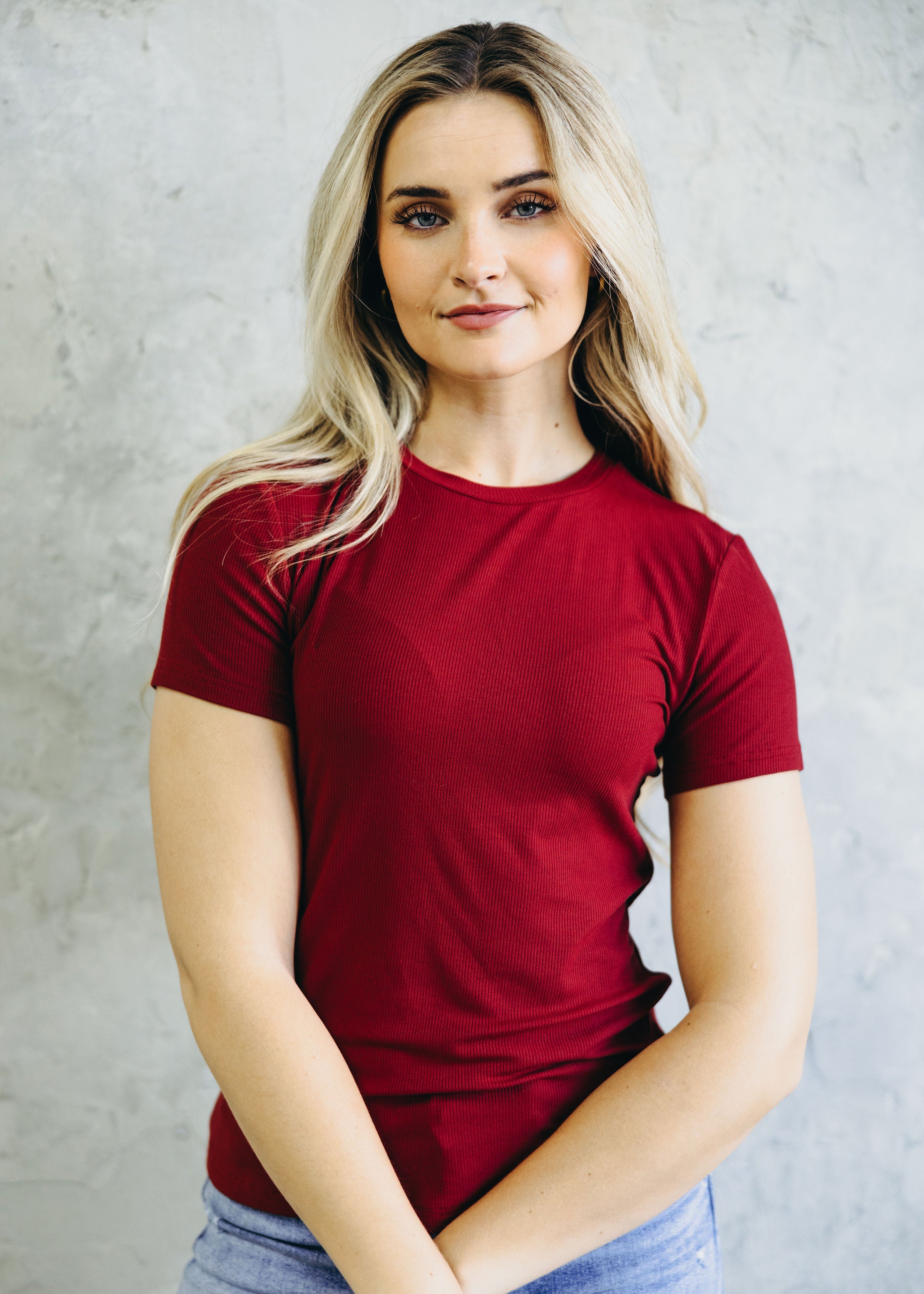 SHORT SLEEVE RIBBED TEE IN BURGUNDY FINAL SALE
