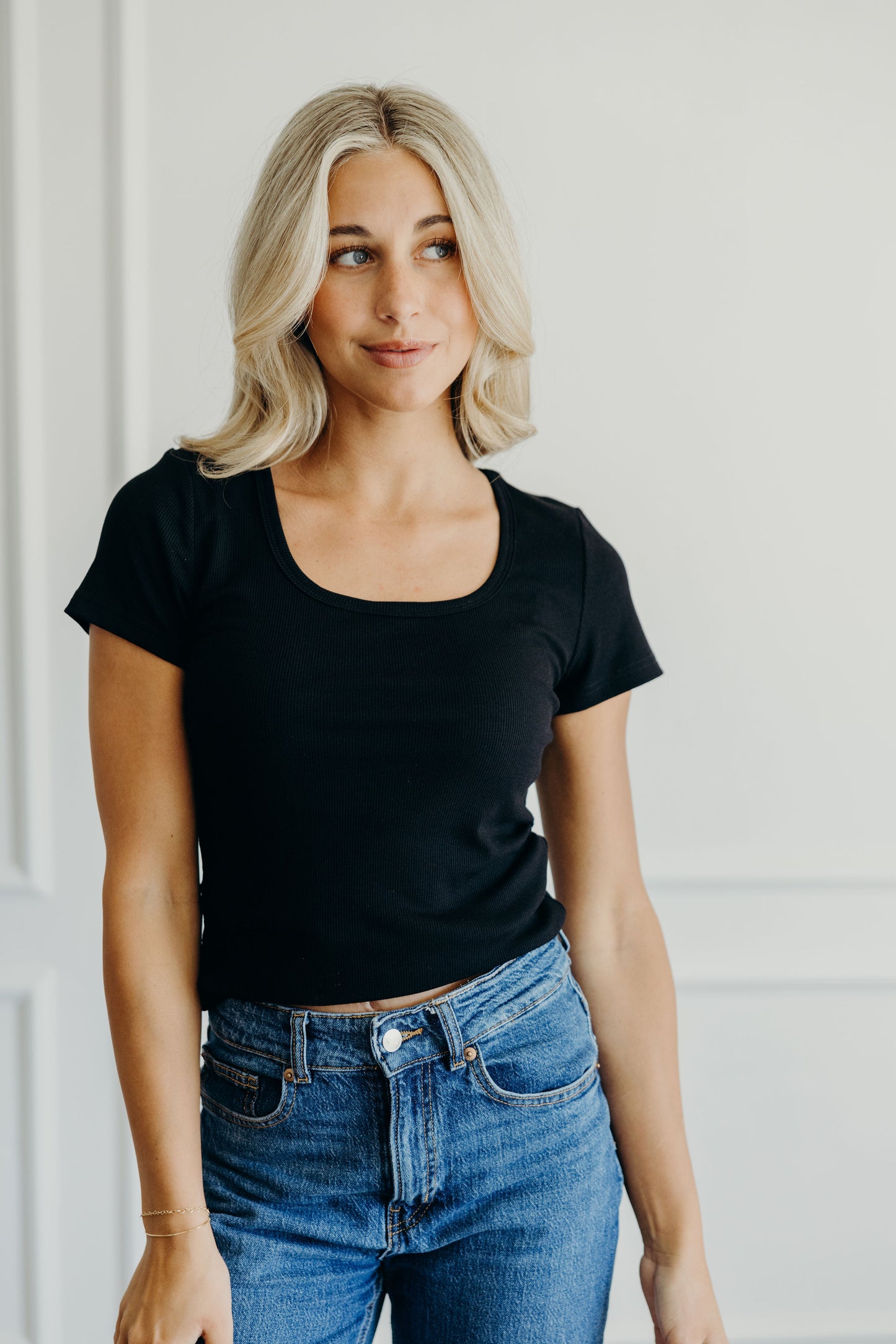 SHORT SLEEVE SCOOP TEE IN BLACK