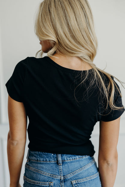 SHORT SLEEVE SCOOP TEE IN BLACK