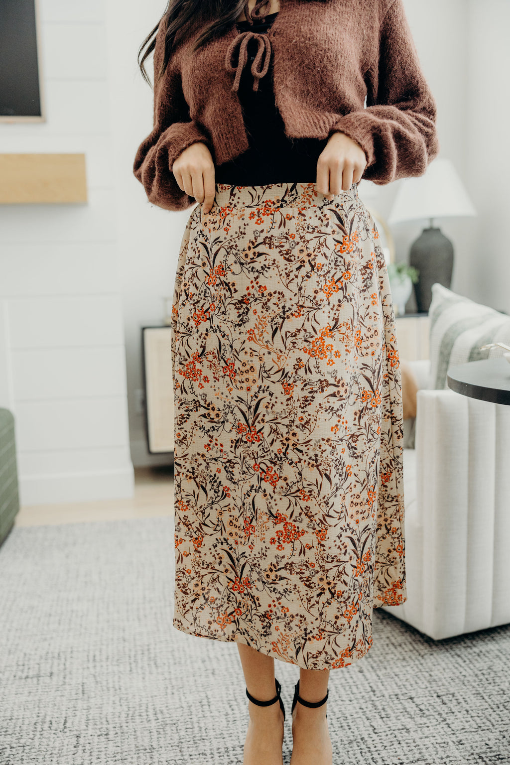 Midi length skirt with elastic waist and floral print.
