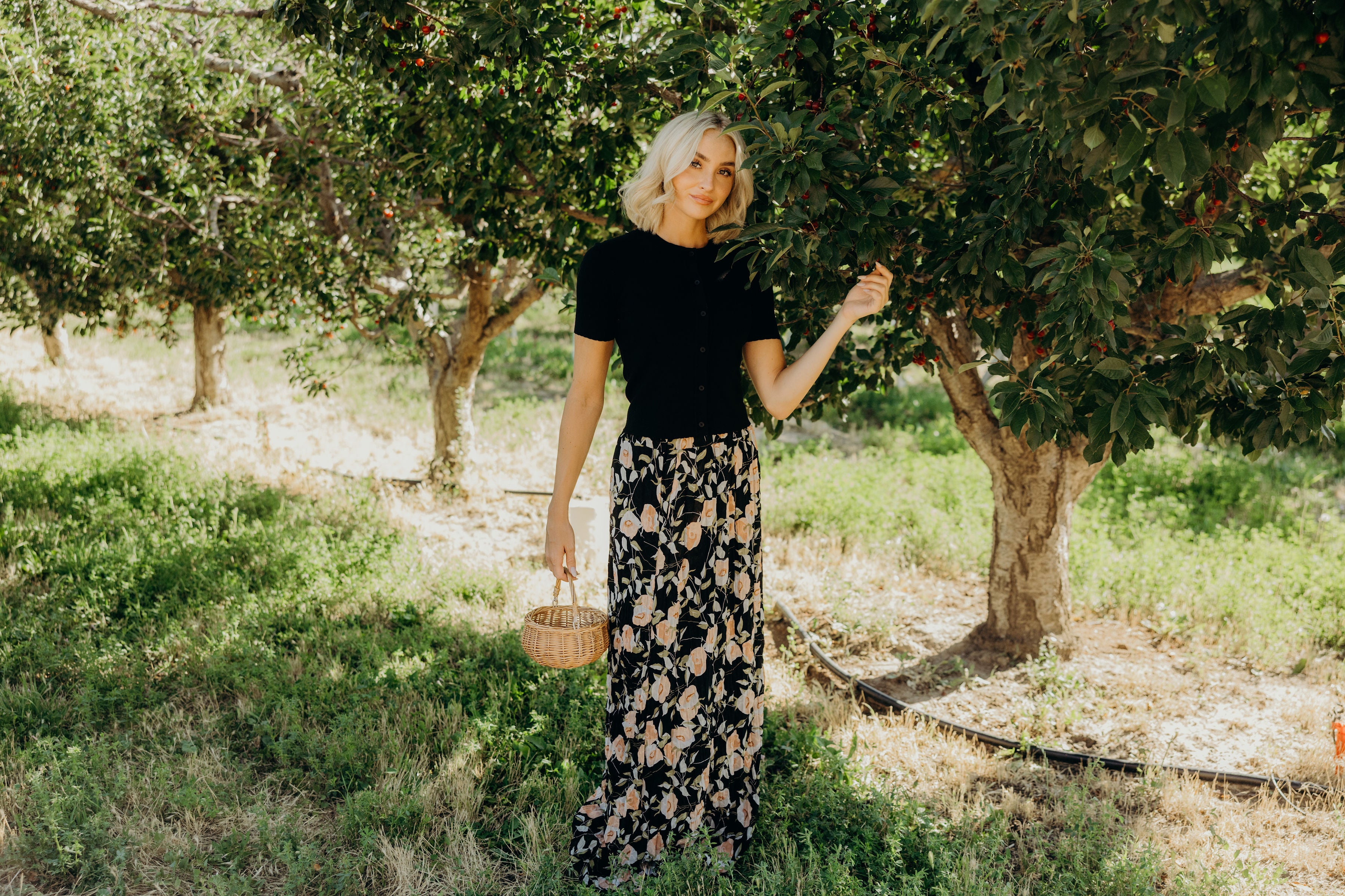 SCALLOPED CARDI IN BLACK