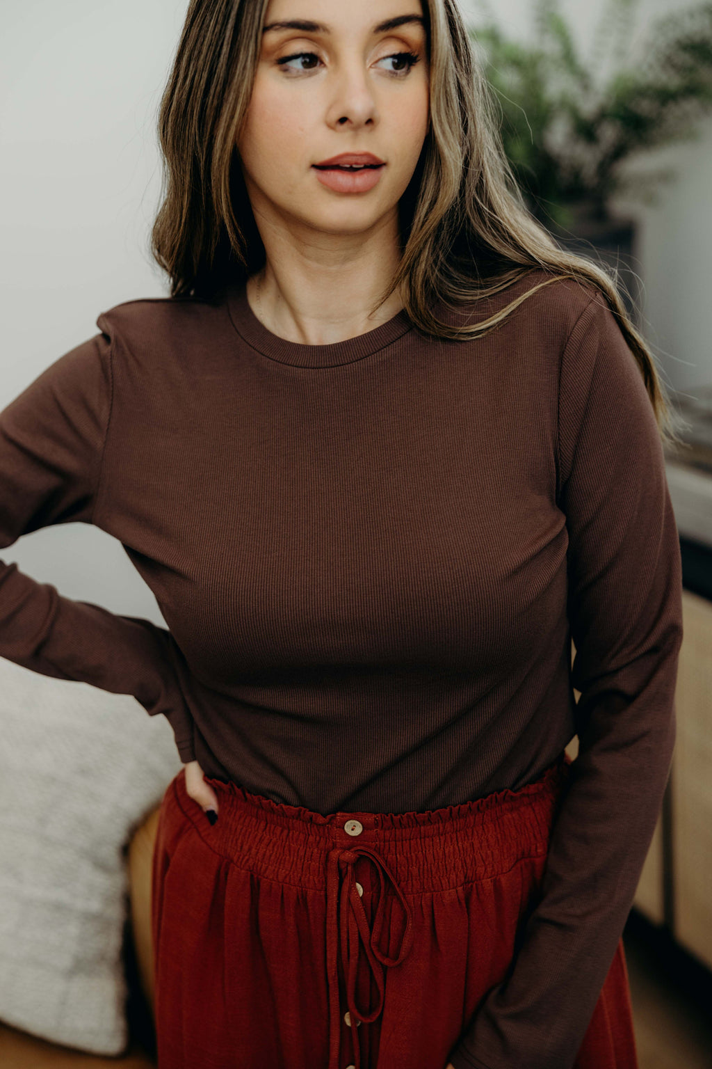 HIGH NECK LONG SLEEVE TEE IN RUSTIC BROWN