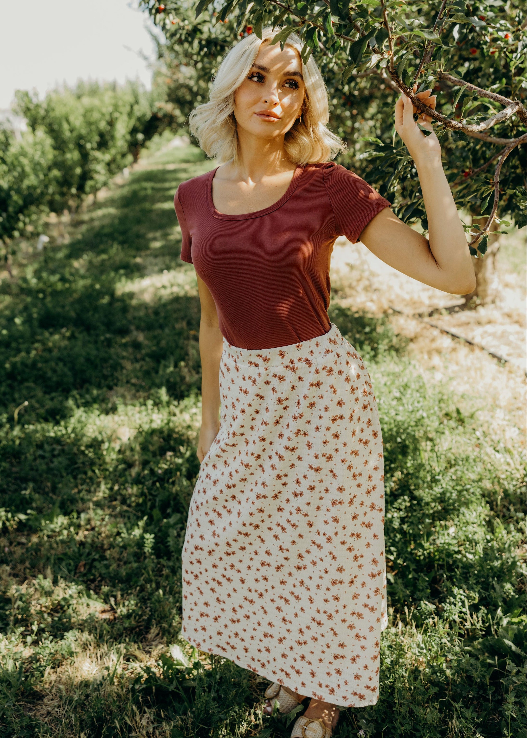 TEXTURED MIDI SKIRT IN TOASTED TROPIC