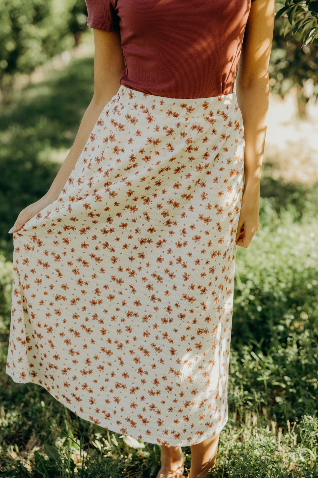 TEXTURED MIDI SKIRT IN TOASTED TROPIC