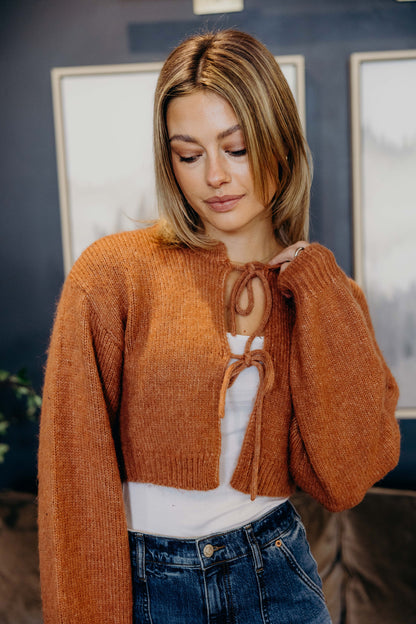 BOW FRONT CROP SWEATER IN HEATHERED PUMPKIN
