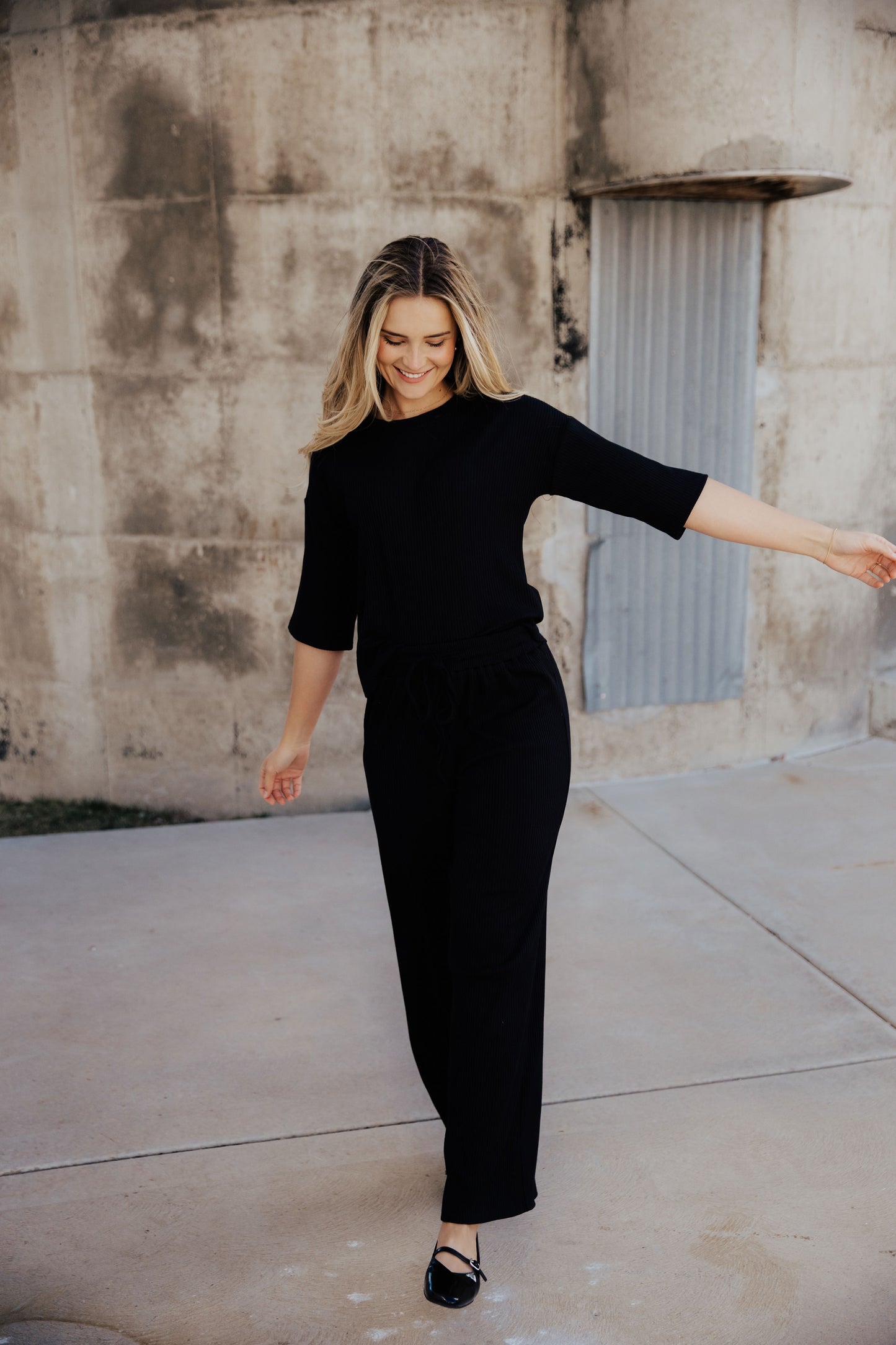 RIBBED KNIT SLOUCHY TEE IN BLACK