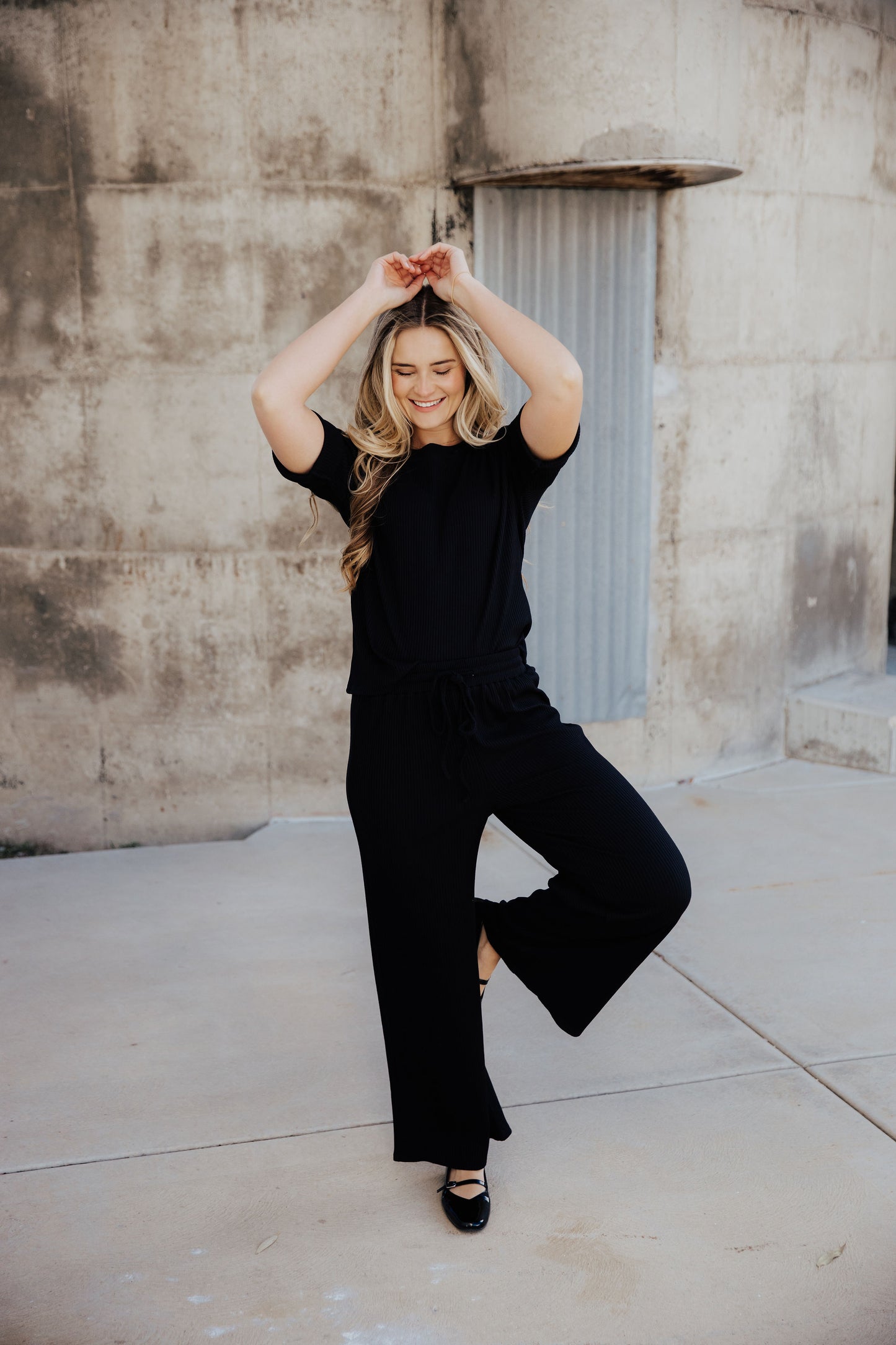 RIBBED KNIT SLOUCHY TEE IN BLACK