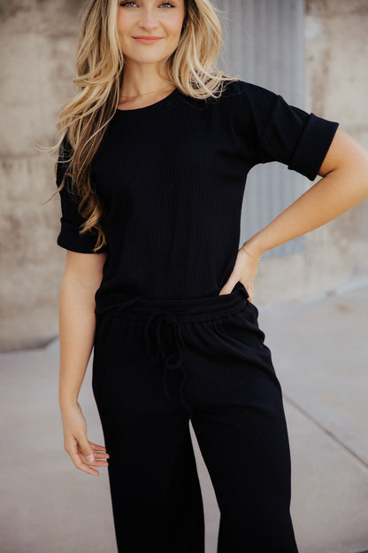 RIBBED KNIT SLOUCHY TEE IN BLACK