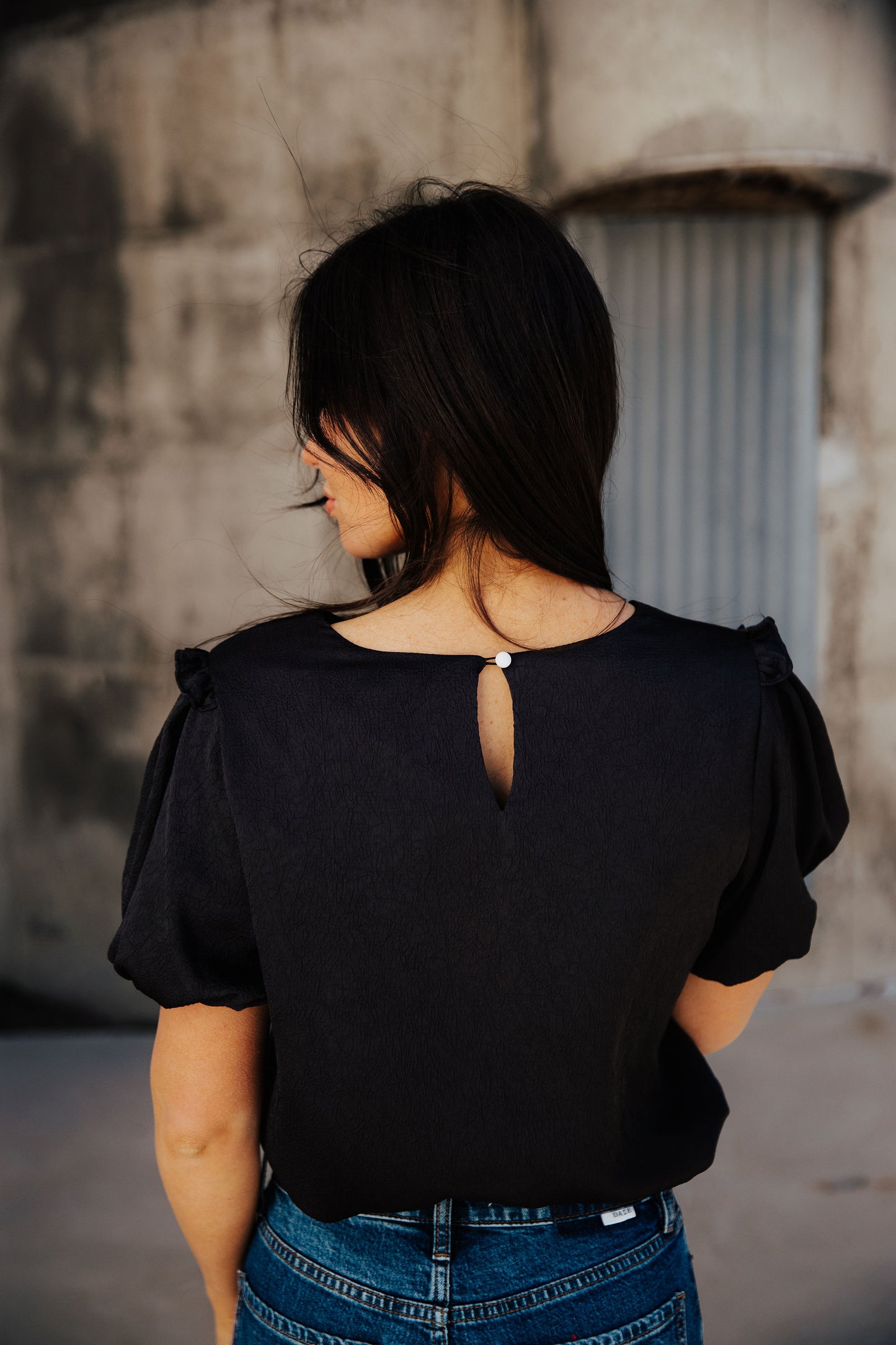 CRINKLE PUFF SLEEVE TOP IN BLACK