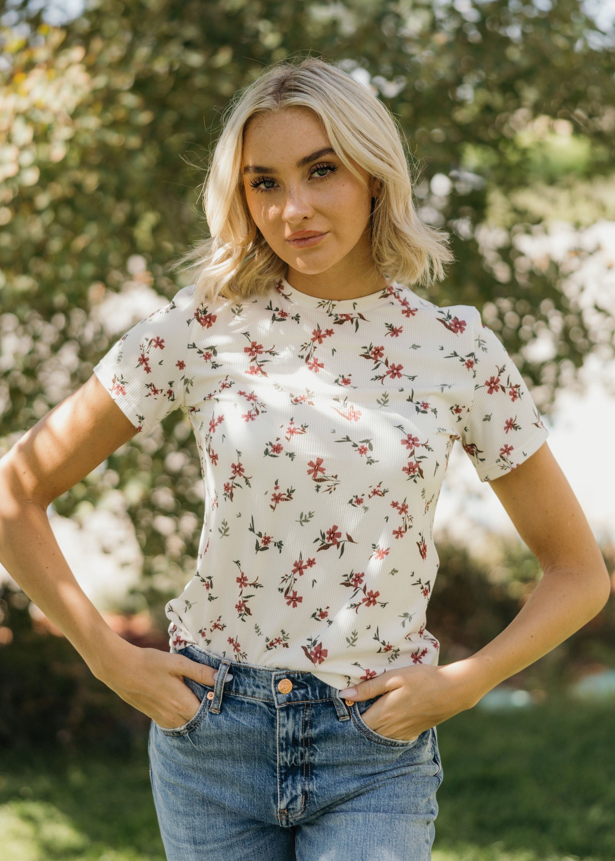 FLORAL RIBBED TEE IN CHERRYWOOD