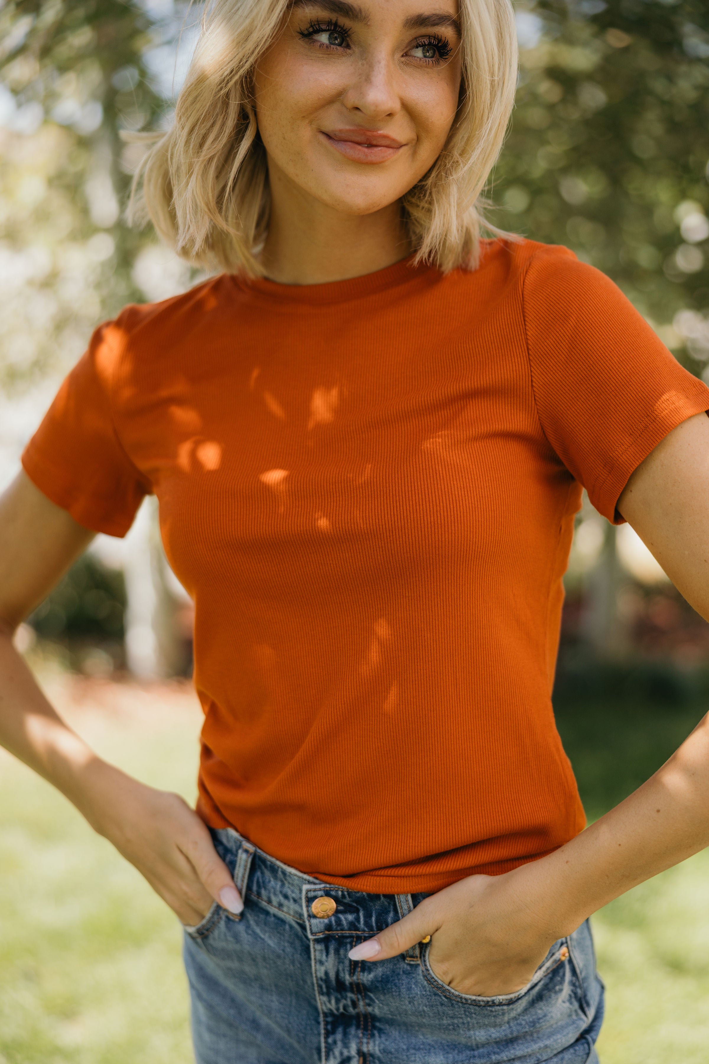 SHORT SLEEVE RIBBED TEE IN SIERRA