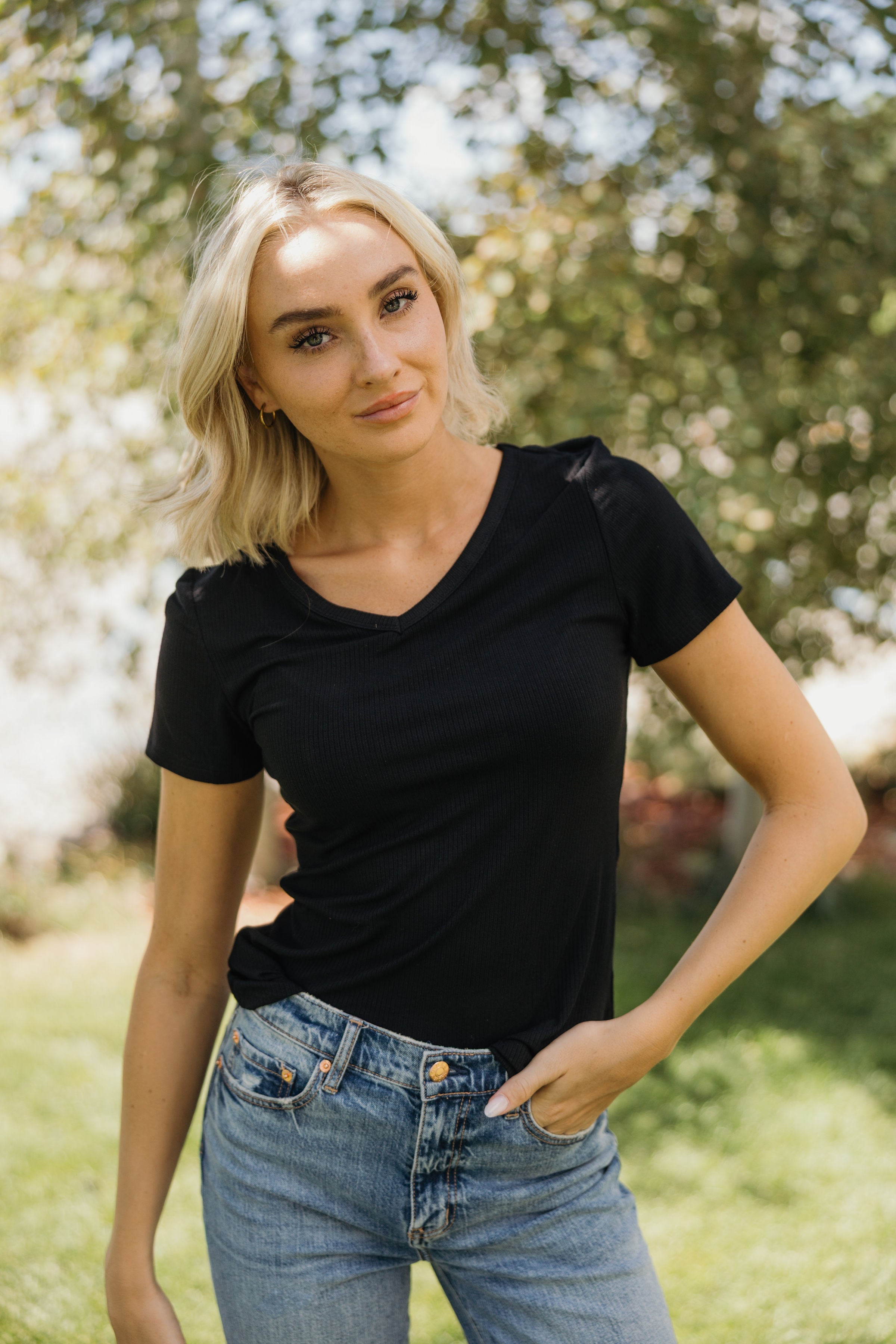 SHORT SLEEVE V-NECK IN BLACK