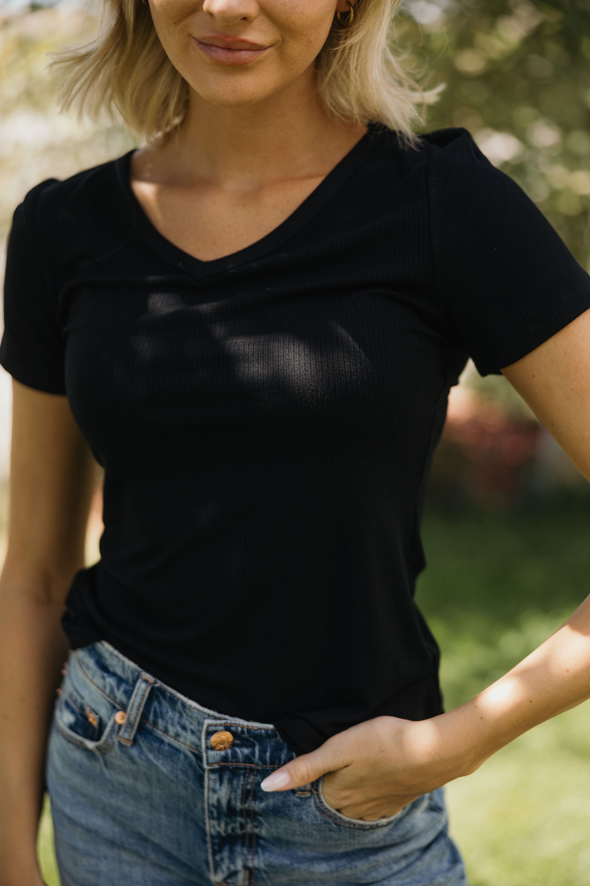 SHORT SLEEVE V-NECK IN BLACK