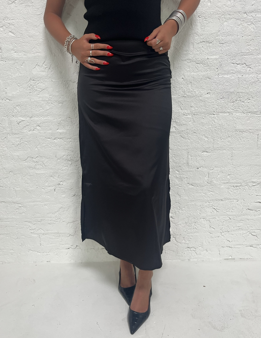 SLIP SKIRT IN BLACK