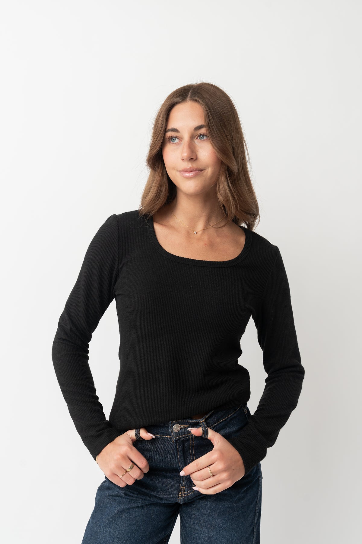 LONG SLEEVE SCOOP TEE IN BLACK