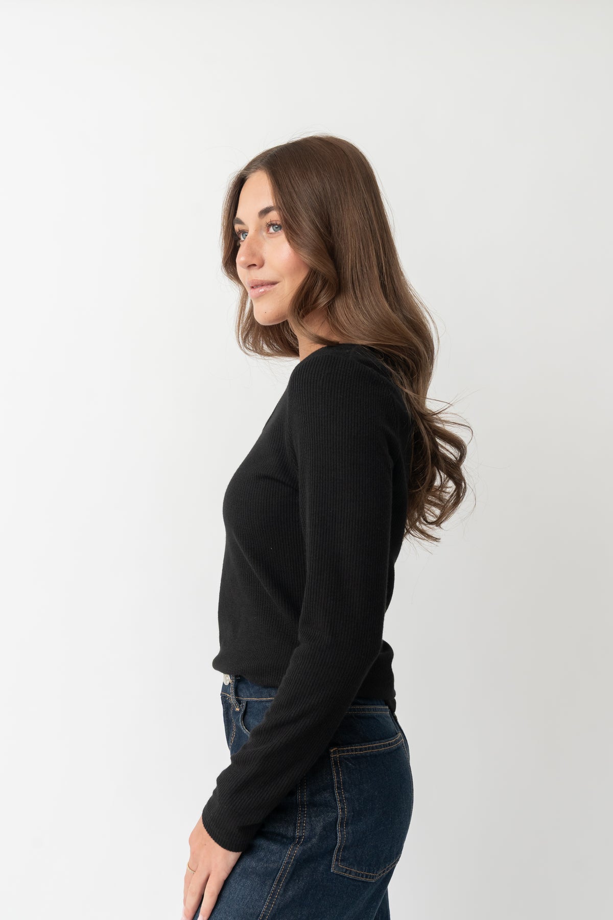 LONG SLEEVE SCOOP TEE IN BLACK