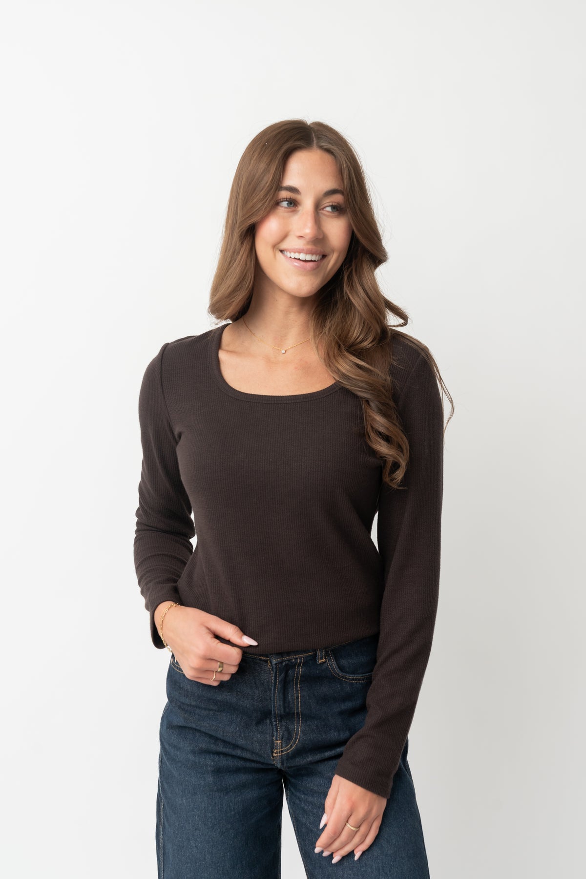 LONG SLEEVE SCOOP TEE IN COFFEE