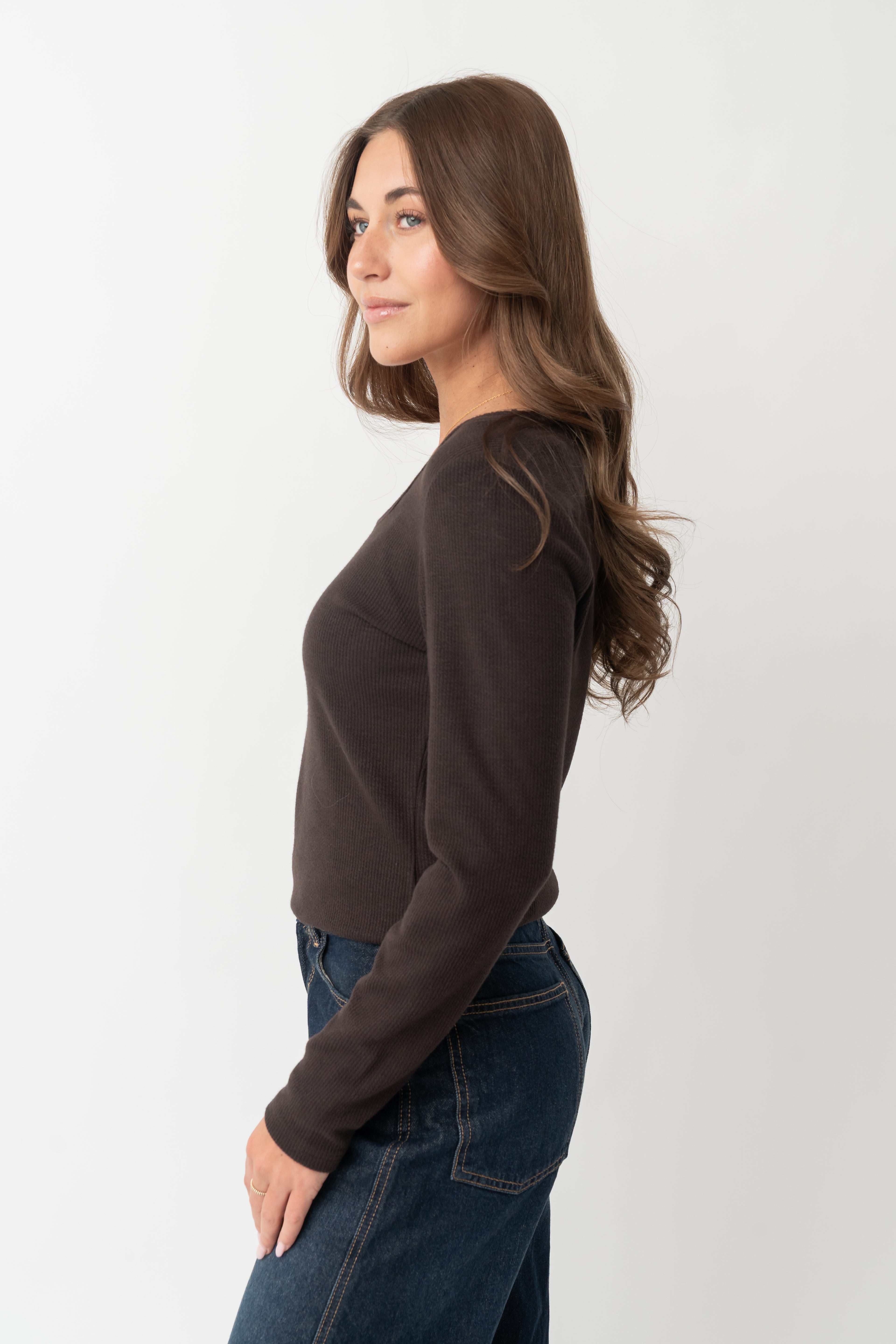 LONG SLEEVE SCOOP TEE IN COFFEE