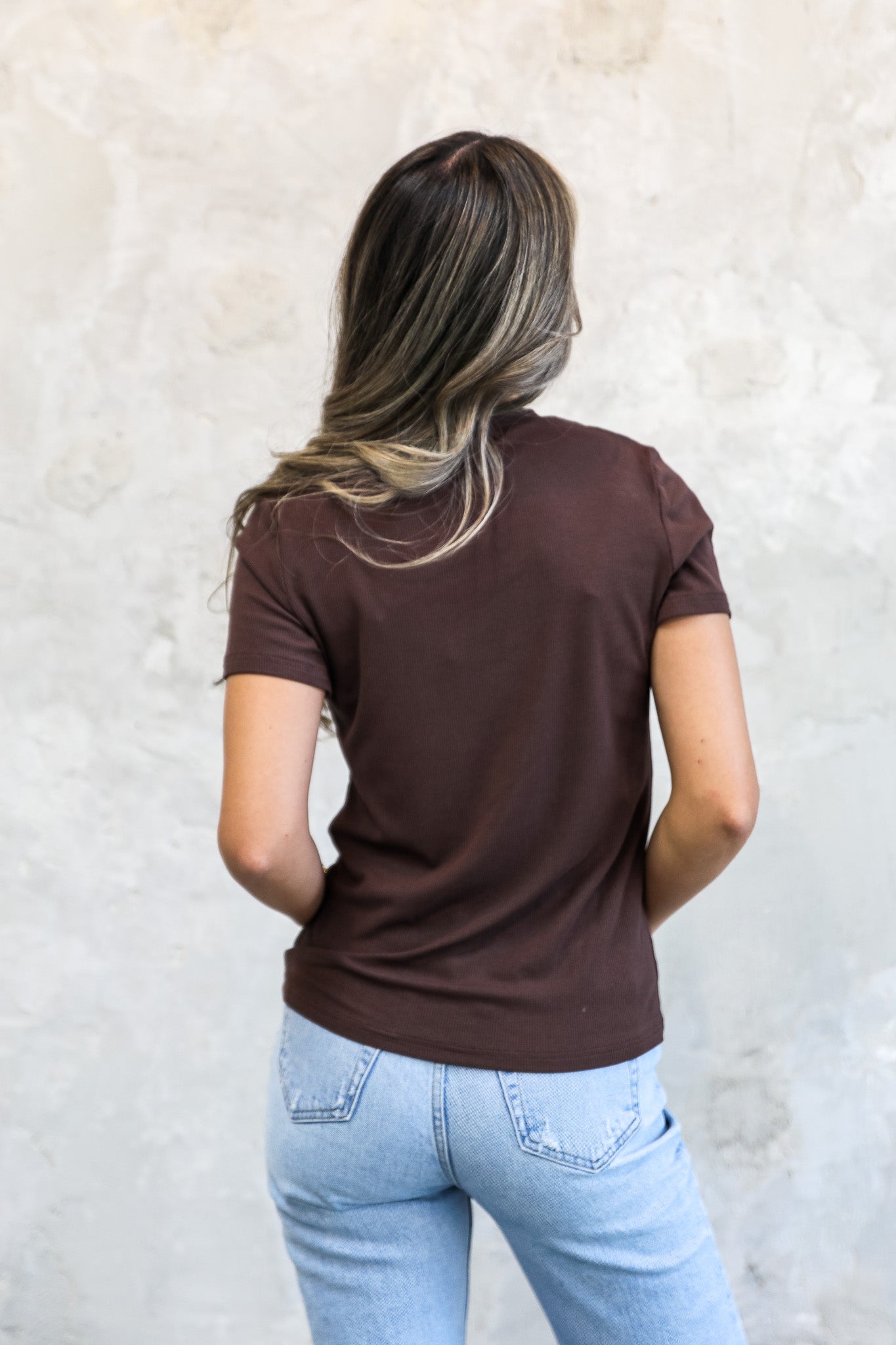 SHORT SLEEVE RIBBED TEE IN TRUFFLE BROWN FINAL SALE
