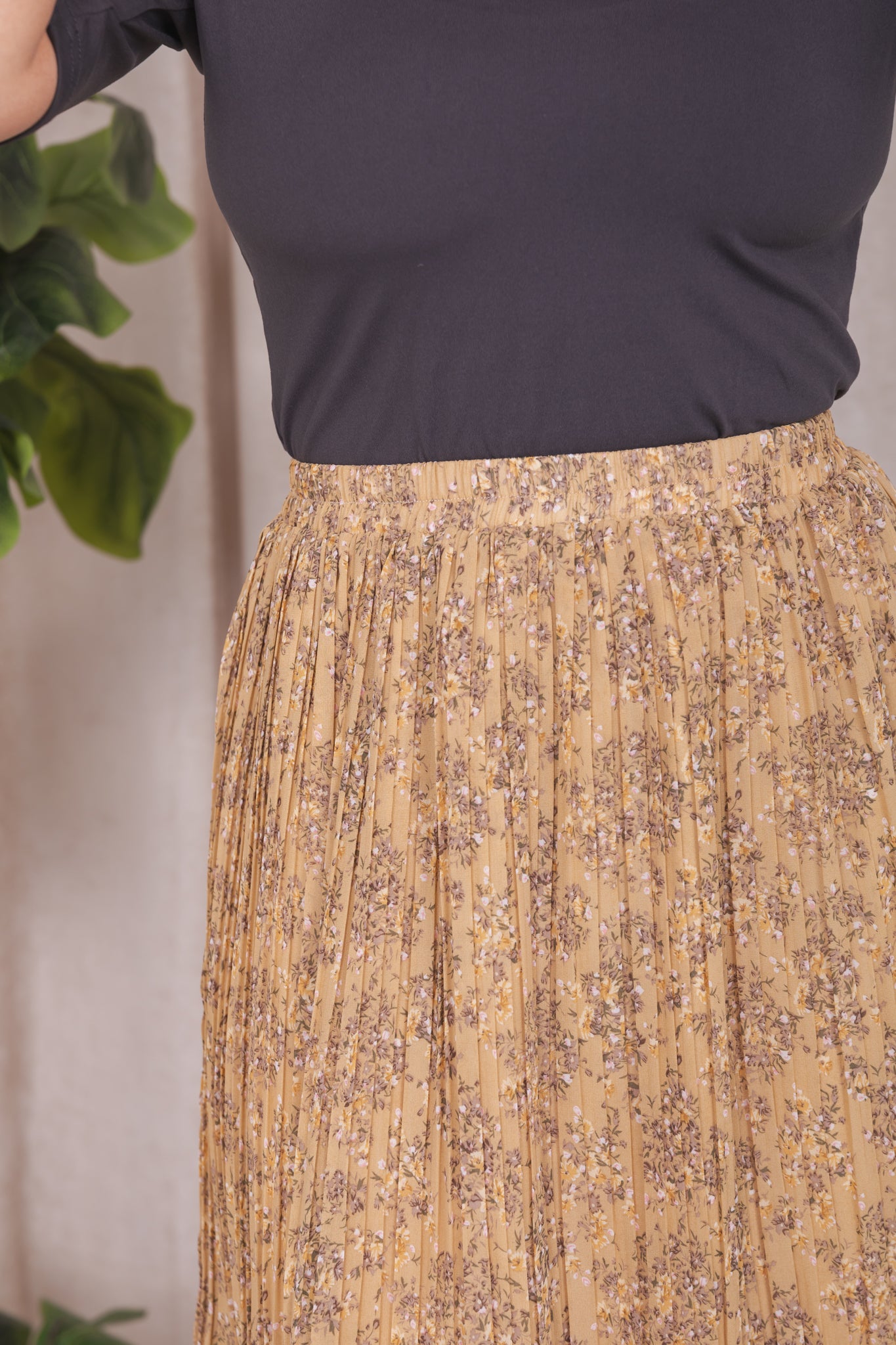 PLEATED MIDI SKIRT IN GOLDEN SPICE WILLOW