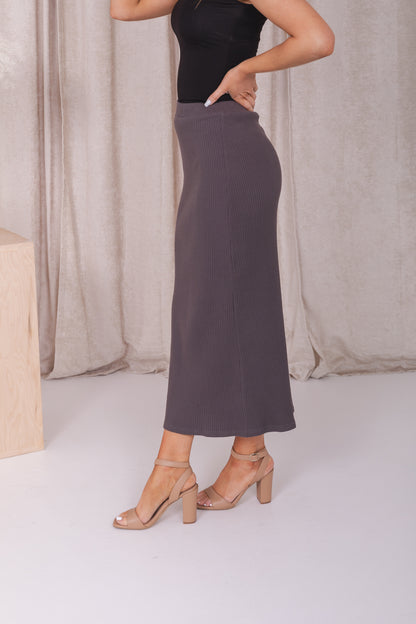 RIBBED MIDI SKIRT IN CHARCOAL